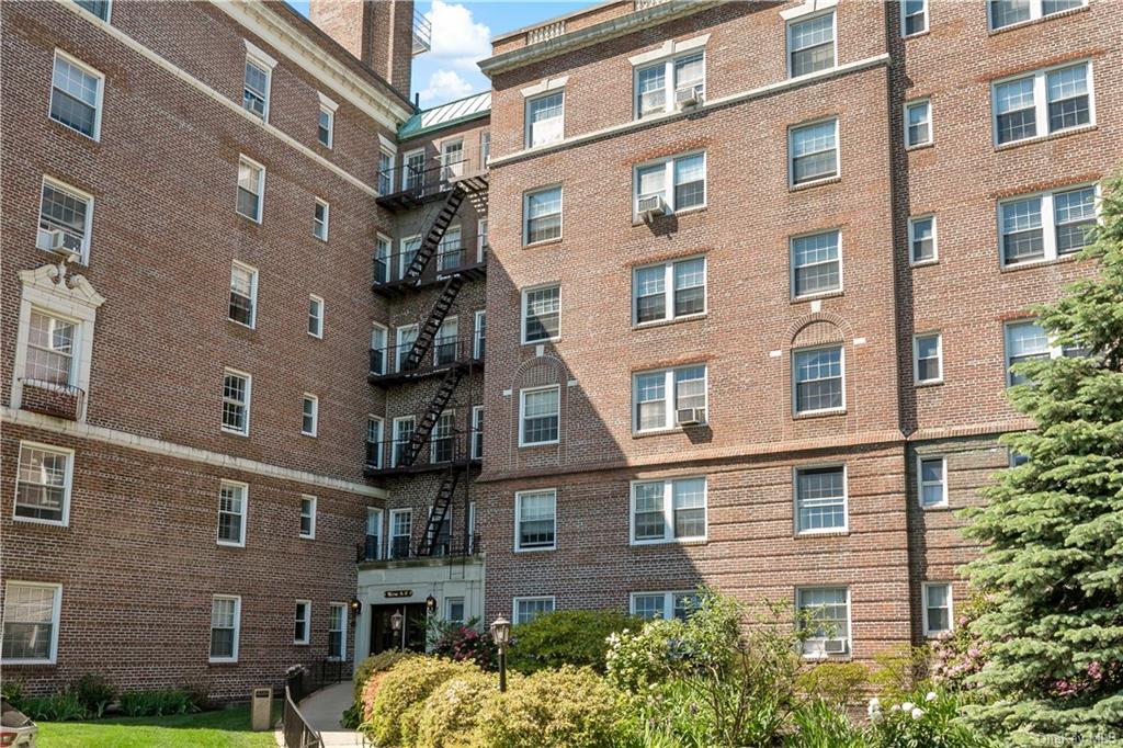 Homes for sale in Tarrytown | View 300 S Broadway Unit# 3-E | 1 Bed, 1 Bath