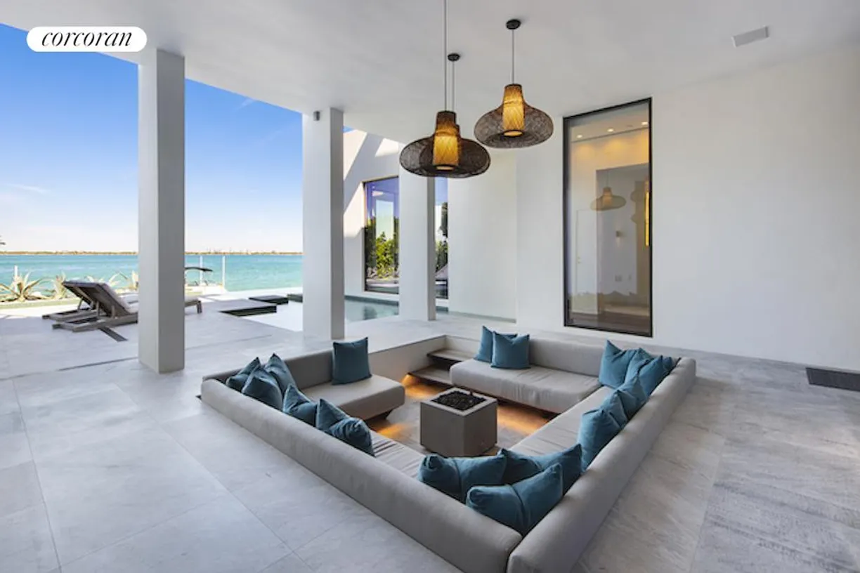 South Florida Real Estate | View 1325 N Venetian Way | room 2