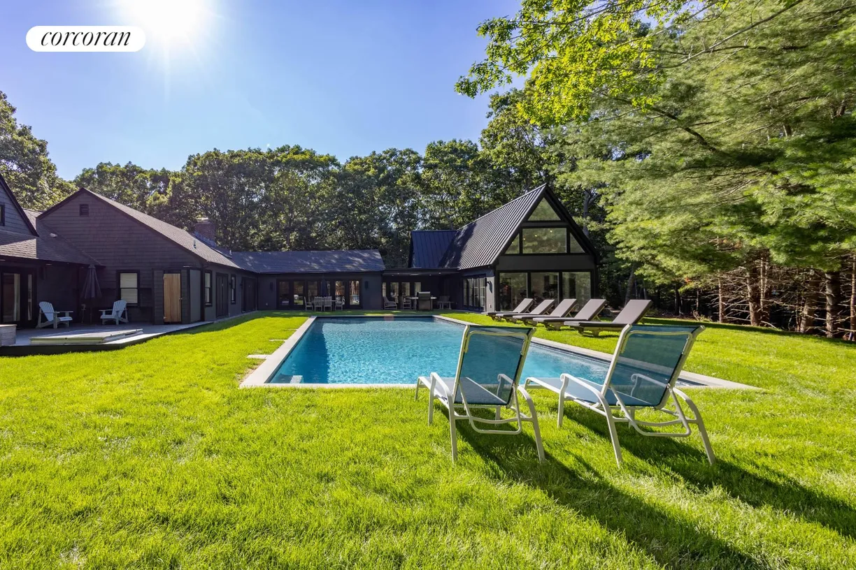 The Hamptons Real Estate | View  | room 2