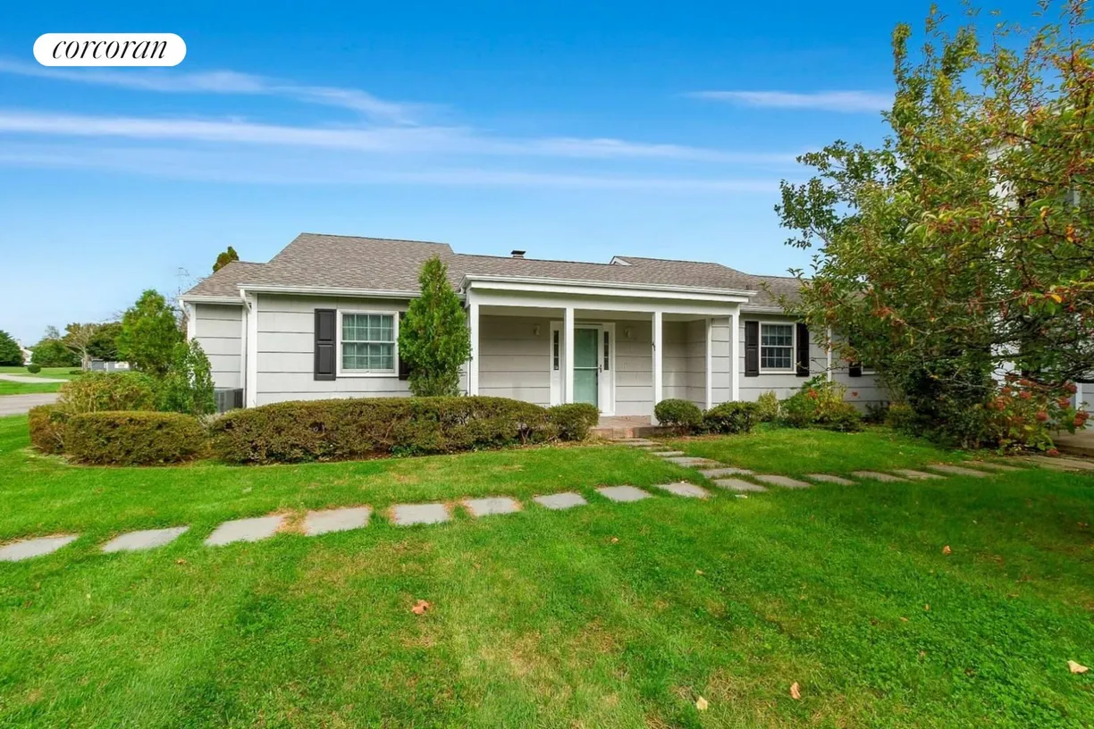 The Hamptons Real Estate | View 42 St. Andrews Circle | room 1