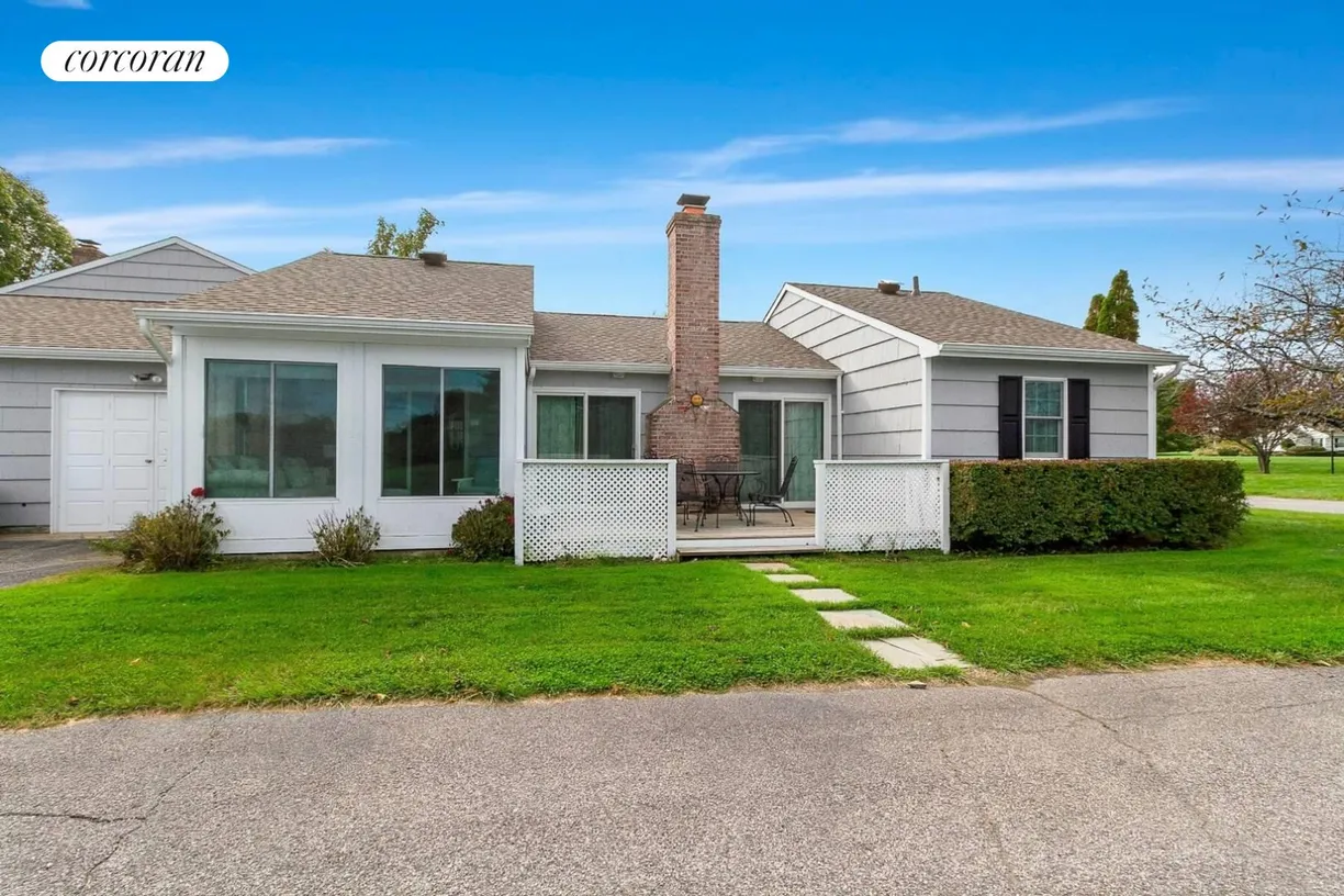 The Hamptons Real Estate | View 42 St. Andrews Circle | room 2