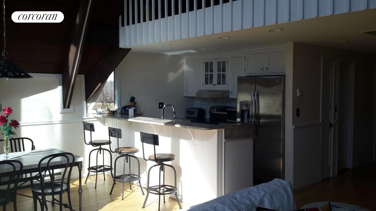 The Hamptons Real Estate | View 1 Harrison Road | Breakfast bar