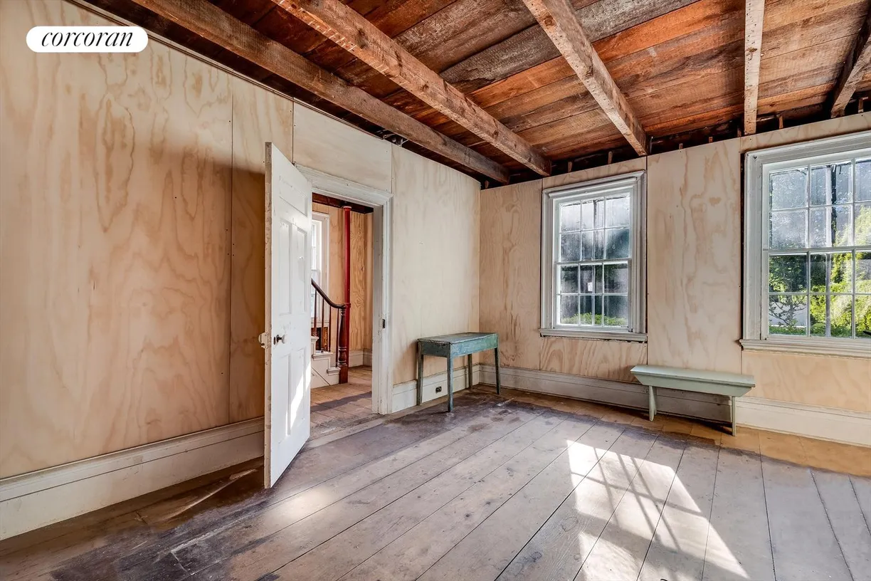 The Hamptons Real Estate | View 169 Main Street | room 1