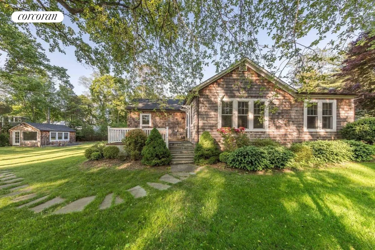 The Hamptons Real Estate | View  | 3 Beds, 2 Baths