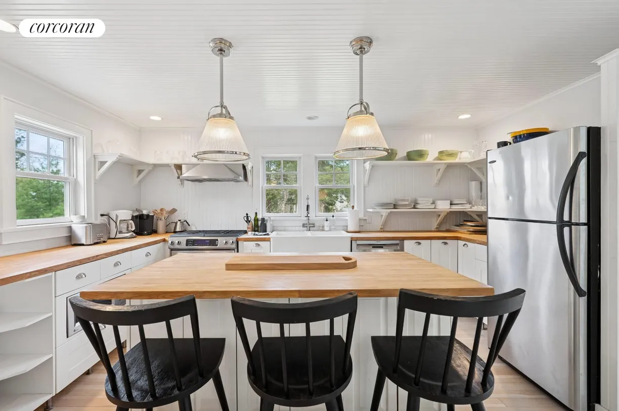 The Hamptons Real Estate | View  | room 2