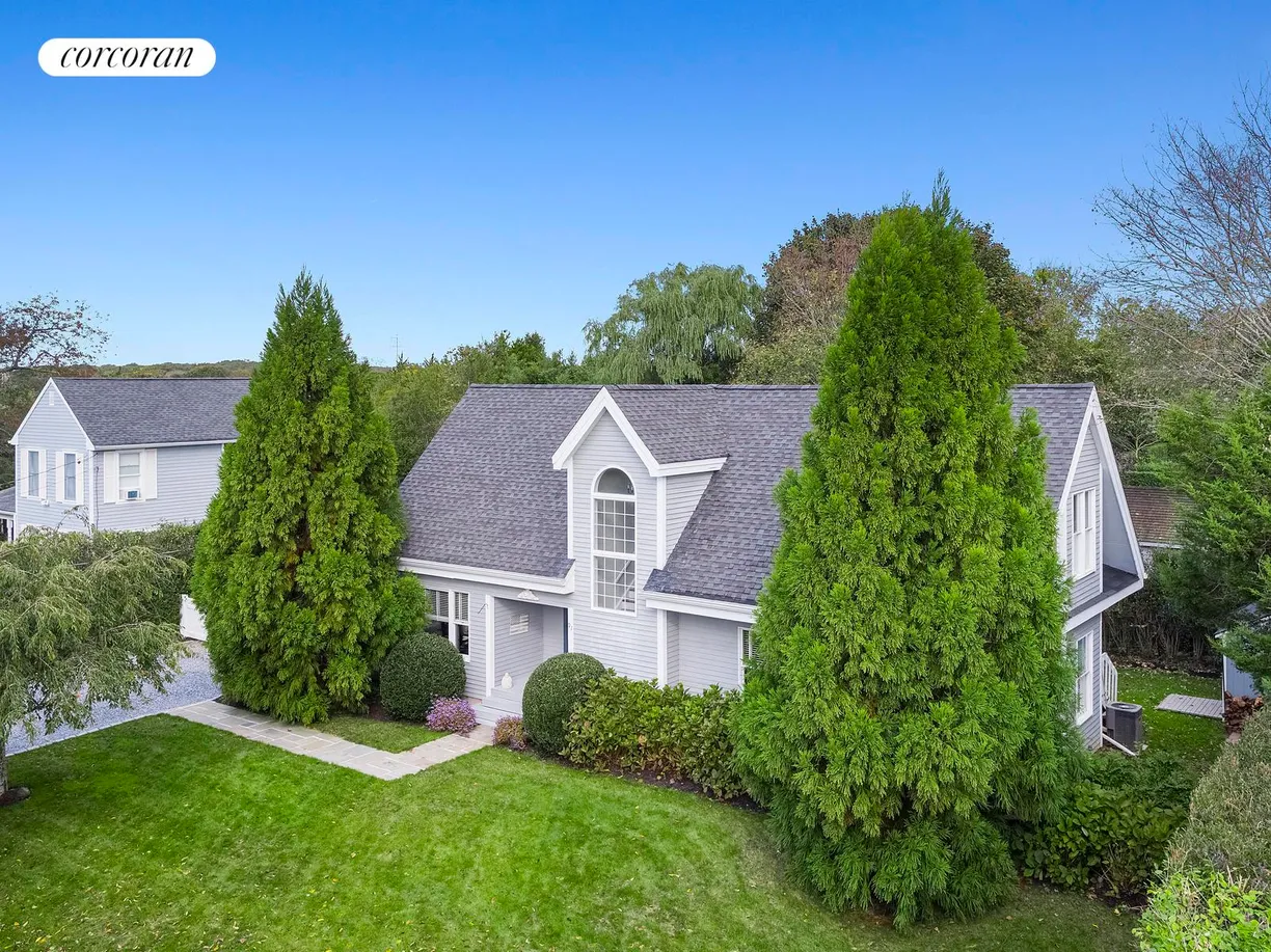 The Hamptons Real Estate | View 91 Howell Street | Great Curb Appeal