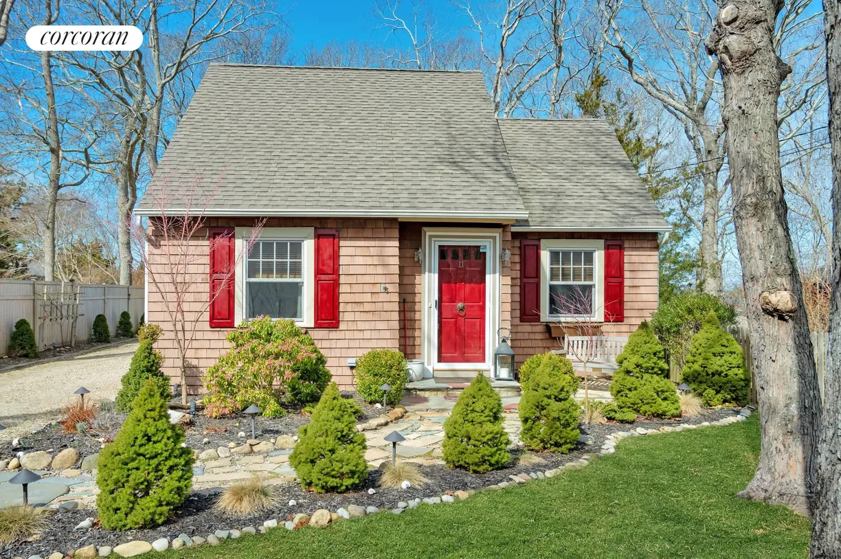 The Hamptons Real Estate | View 11 Whitby Lane | 2 Beds, 1 Bath