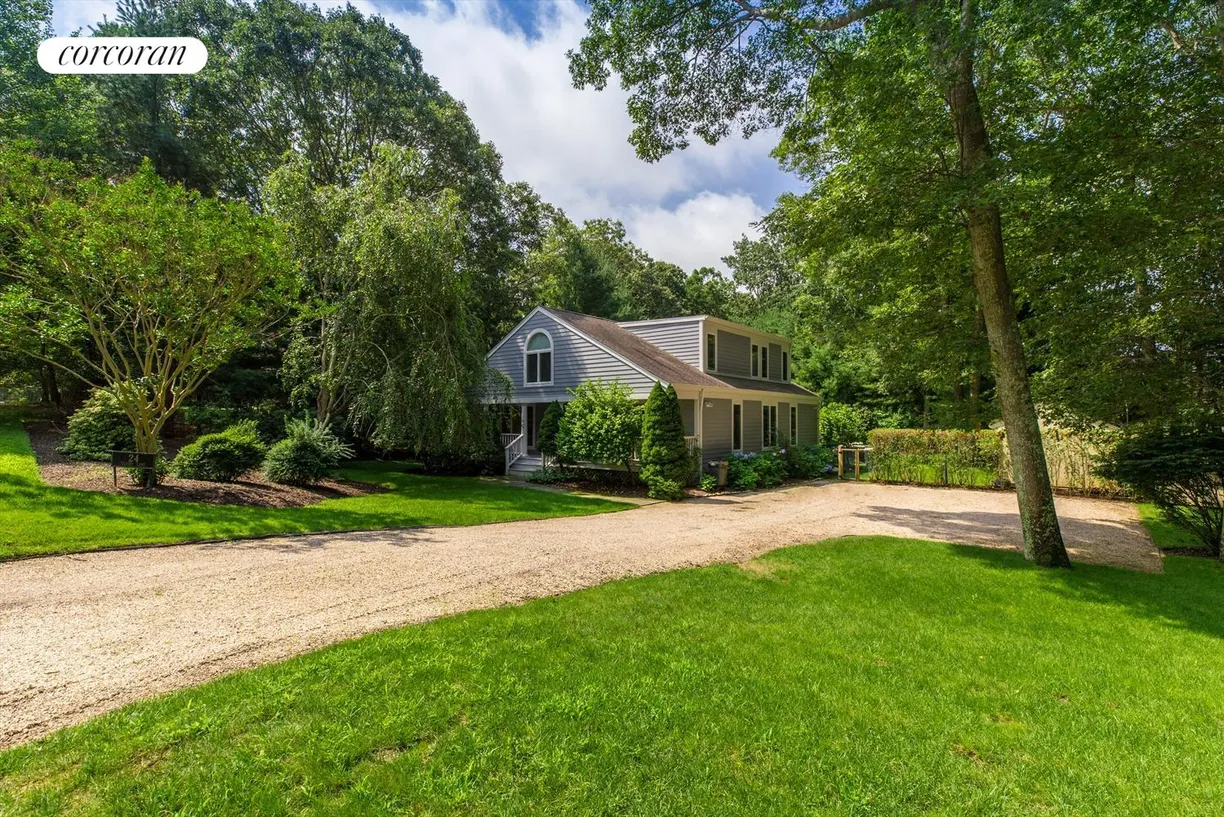 The Hamptons Real Estate | View 24 Tansey Lane | 4 Beds, 4 Baths