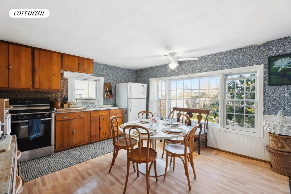 The Hamptons Real Estate | View 54 Howard Street | room 1