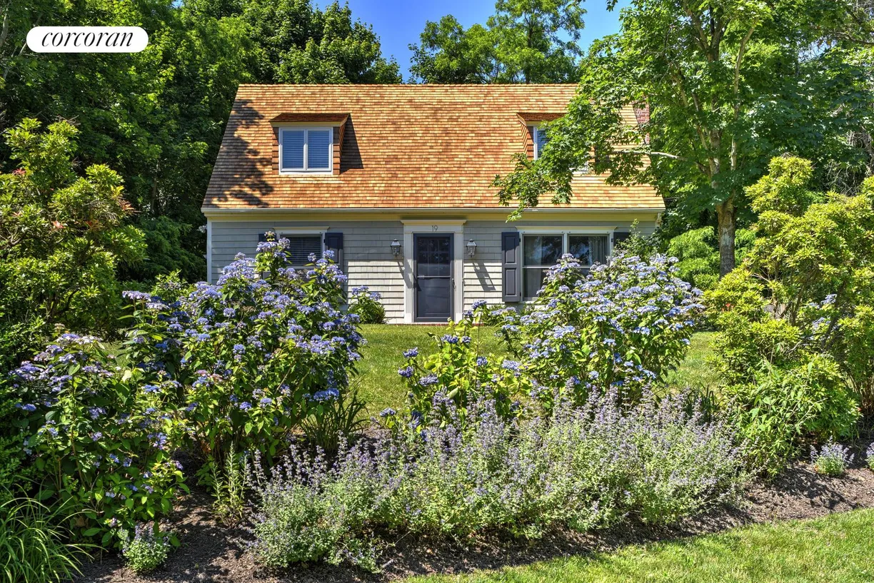 The Hamptons Real Estate | View 19 Princeton Road | 3 Beds, 2 Baths