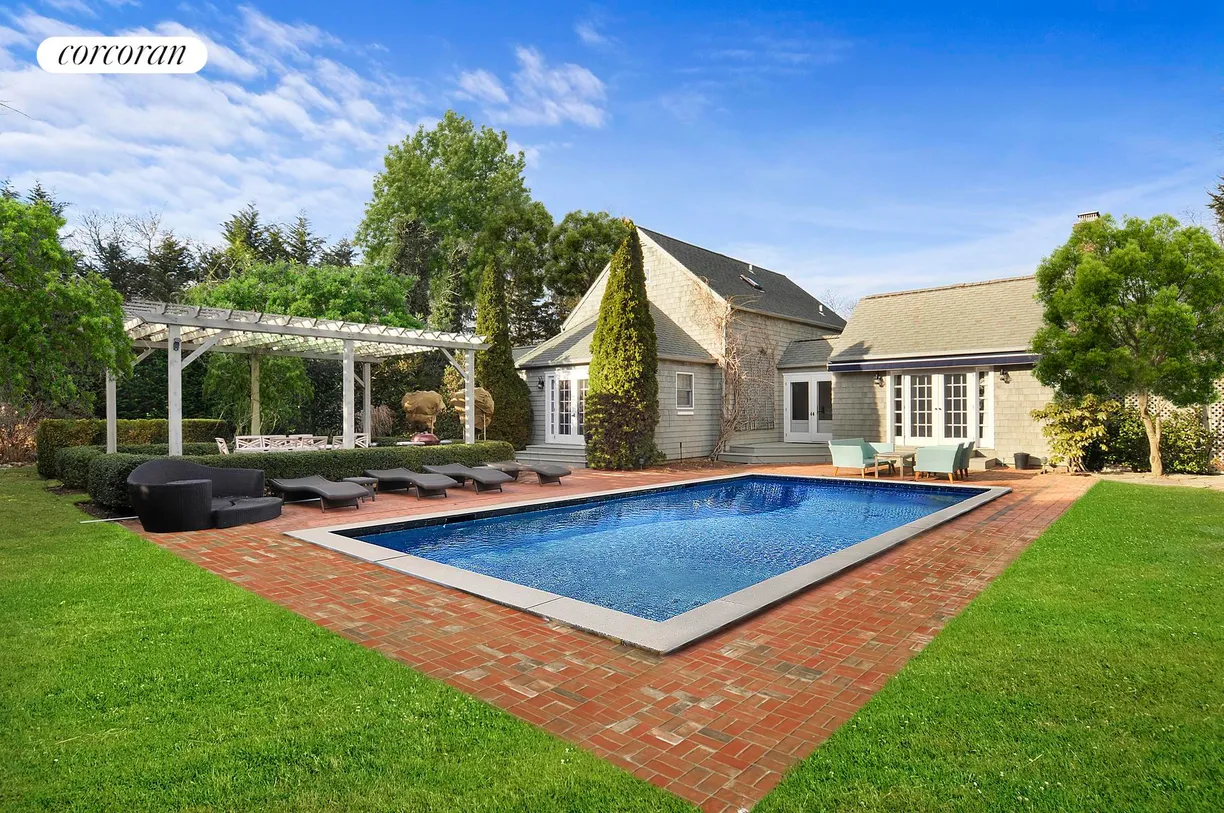 The Hamptons Real Estate | View 54 Manor Lane South | 4 Beds, 3 Baths