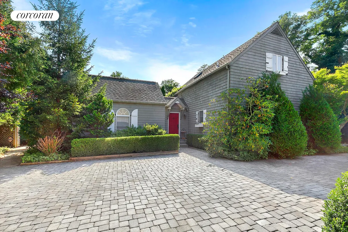 The Hamptons Real Estate | View 54 Manor Lane South | Jewel of the Springs