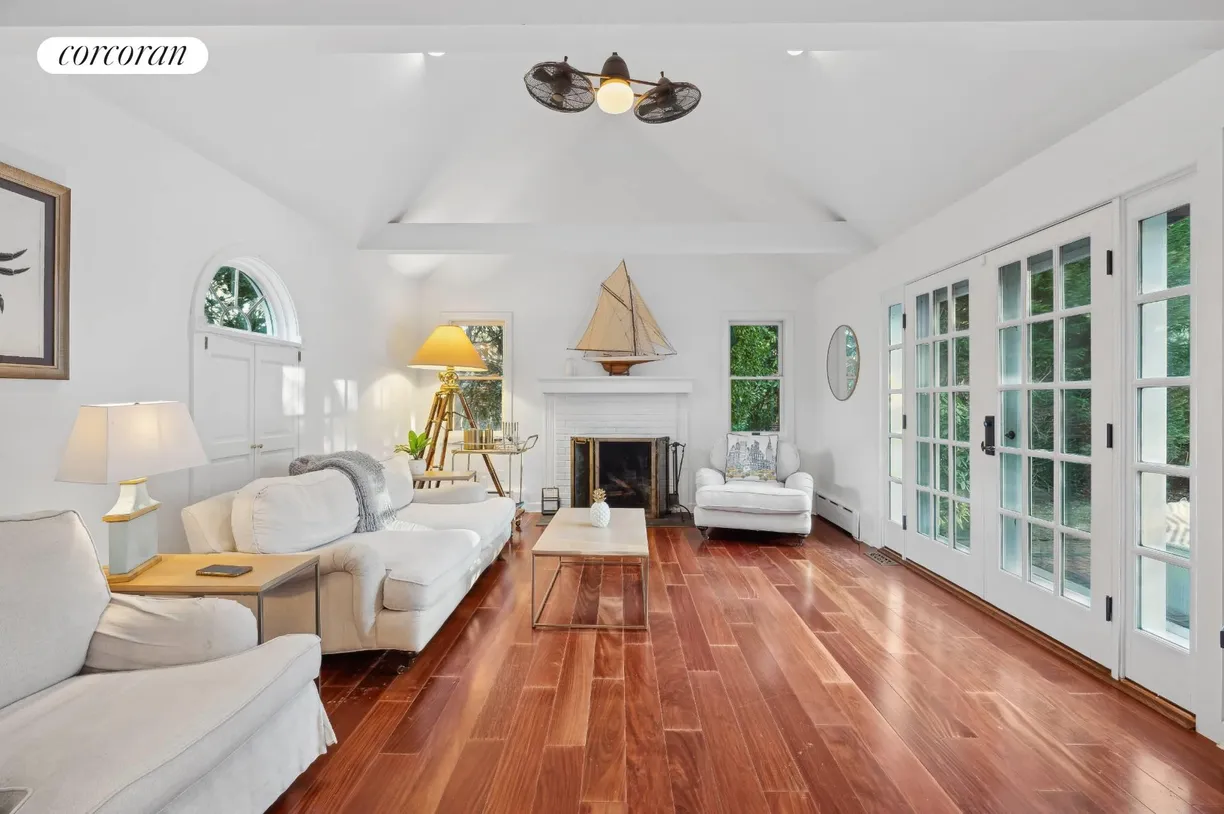The Hamptons Real Estate | View 54 Manor Lane South | room 2