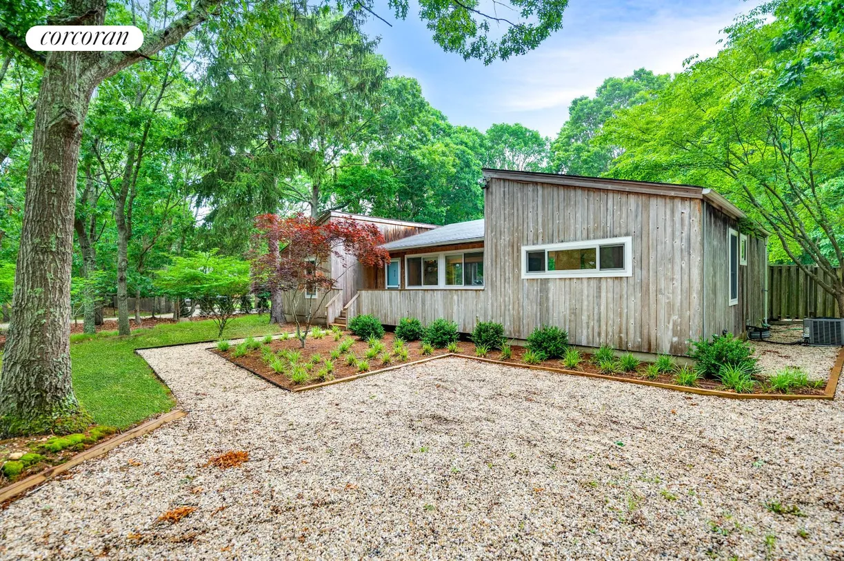 The Hamptons Real Estate | View 17 Rosemarie's Lane | 3 Beds, 2 Baths
