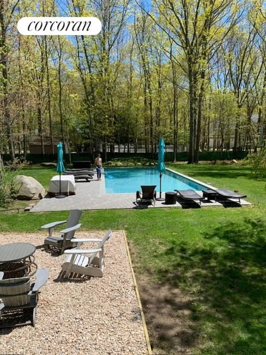 The Hamptons Real Estate | View 14 Great Circle Drive | 3 Beds, 2 Baths