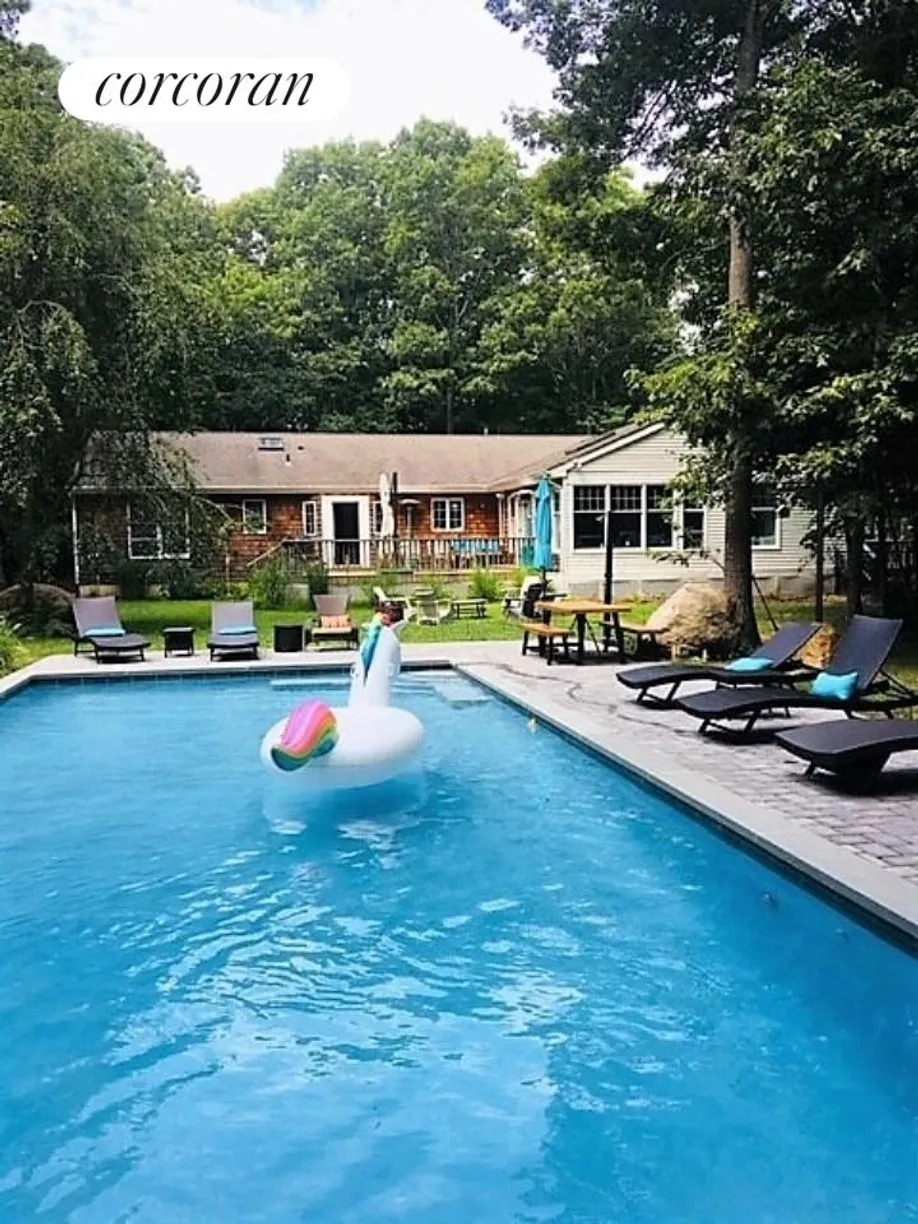 The Hamptons Real Estate | View 14 Great Circle Drive | Pool