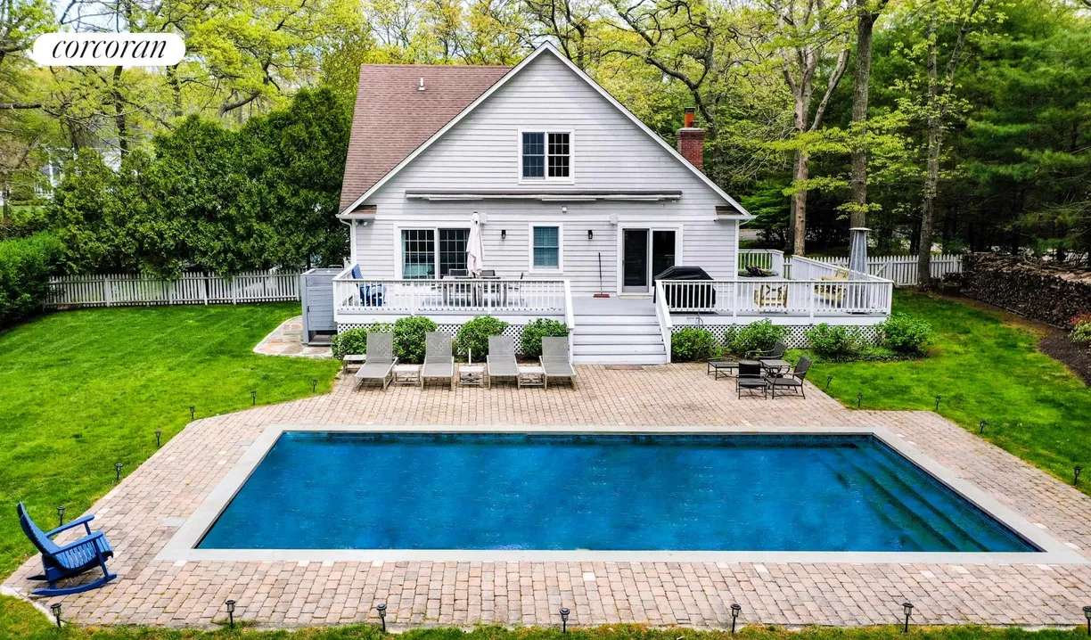 The Hamptons Real Estate | View 28 Tansey Lane | 4 Beds, 4 Baths