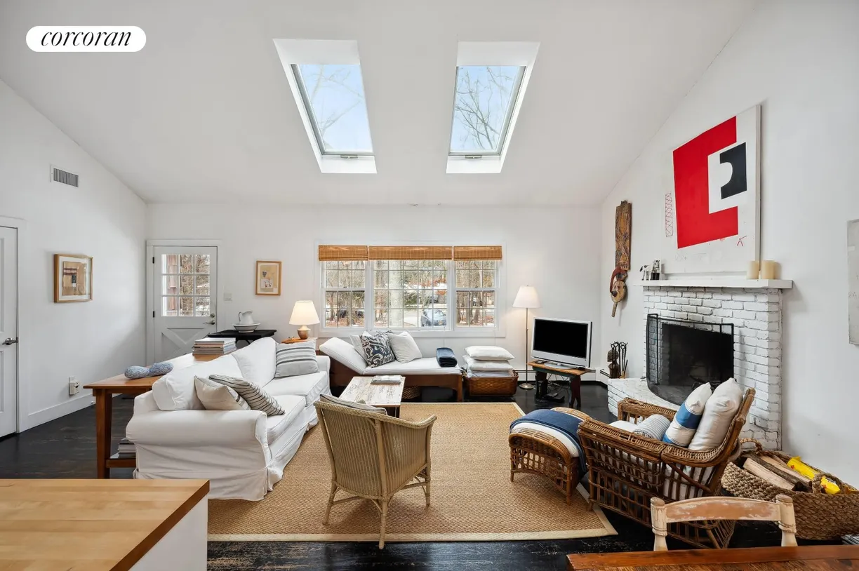 The Hamptons Real Estate | View  | room 1