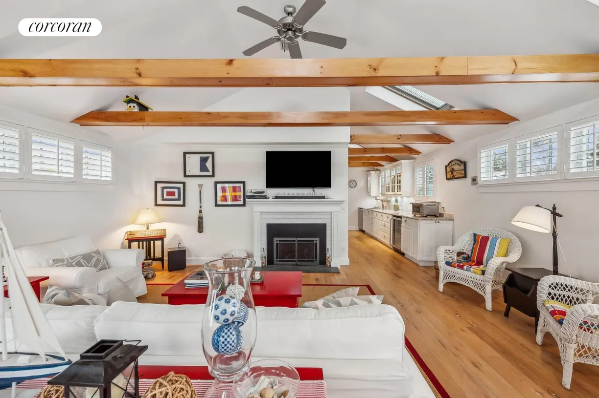 The Hamptons Real Estate | View 33 Bay Avenue | room 2