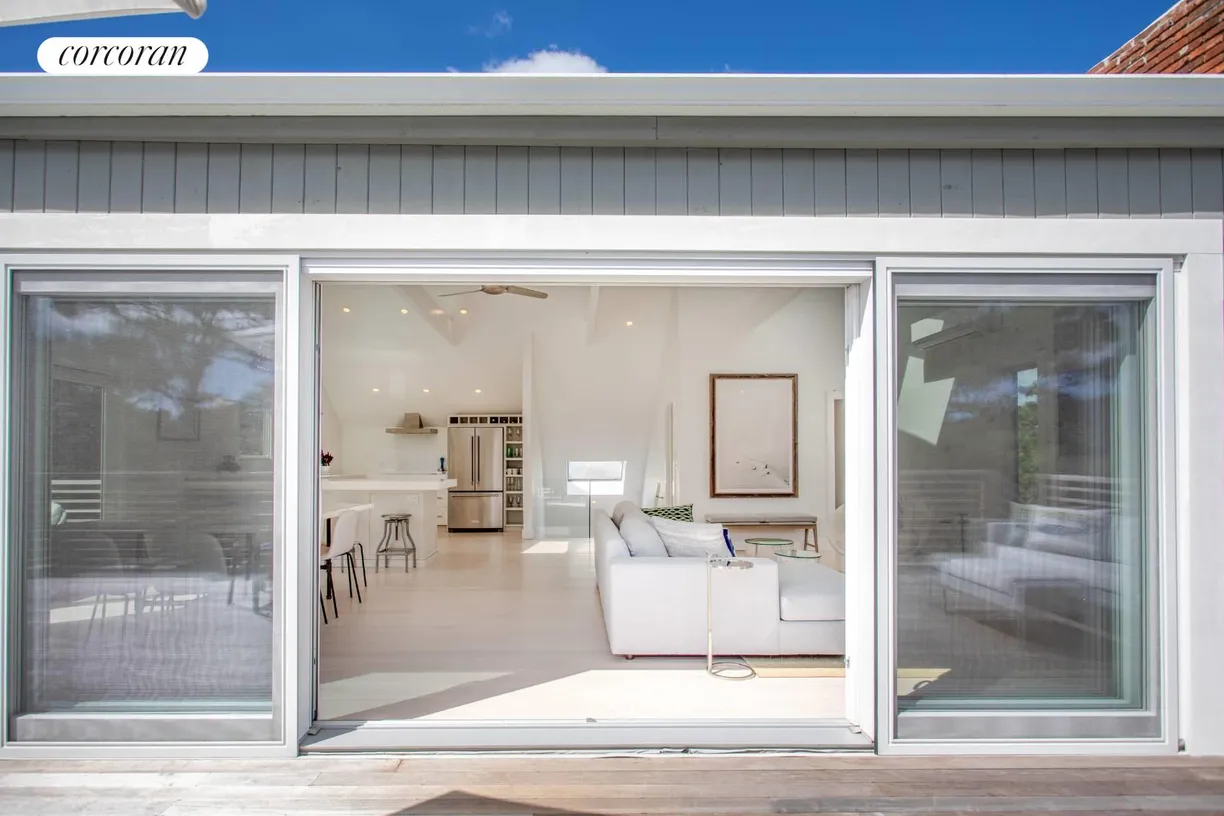 The Hamptons Real Estate | View 6 Castle Court | 4 Beds, 3 Baths