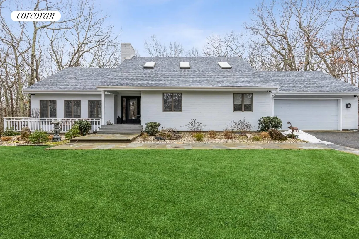 The Hamptons Real Estate | View 34 Rolling Hill Court West | 4 Beds, 3 Baths
