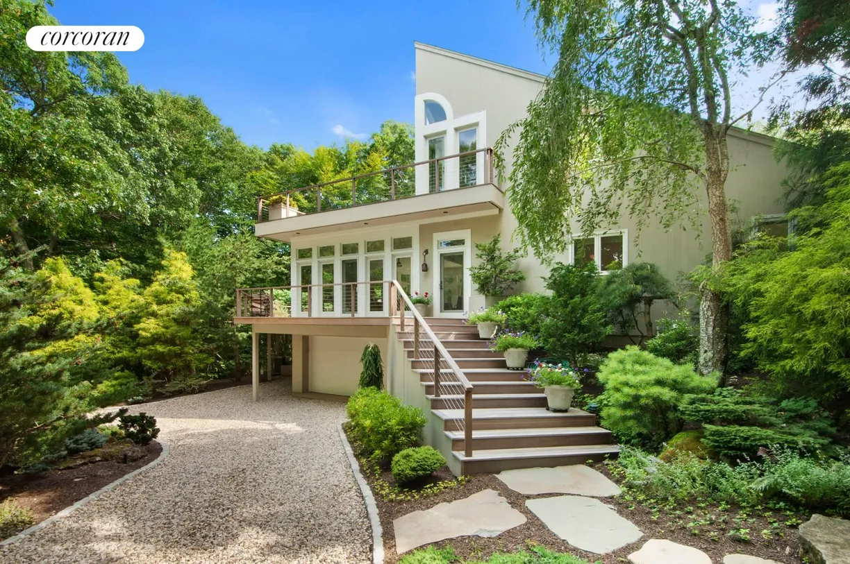 The Hamptons Real Estate | View 19 Bell Place | 4 Beds, 2 Baths