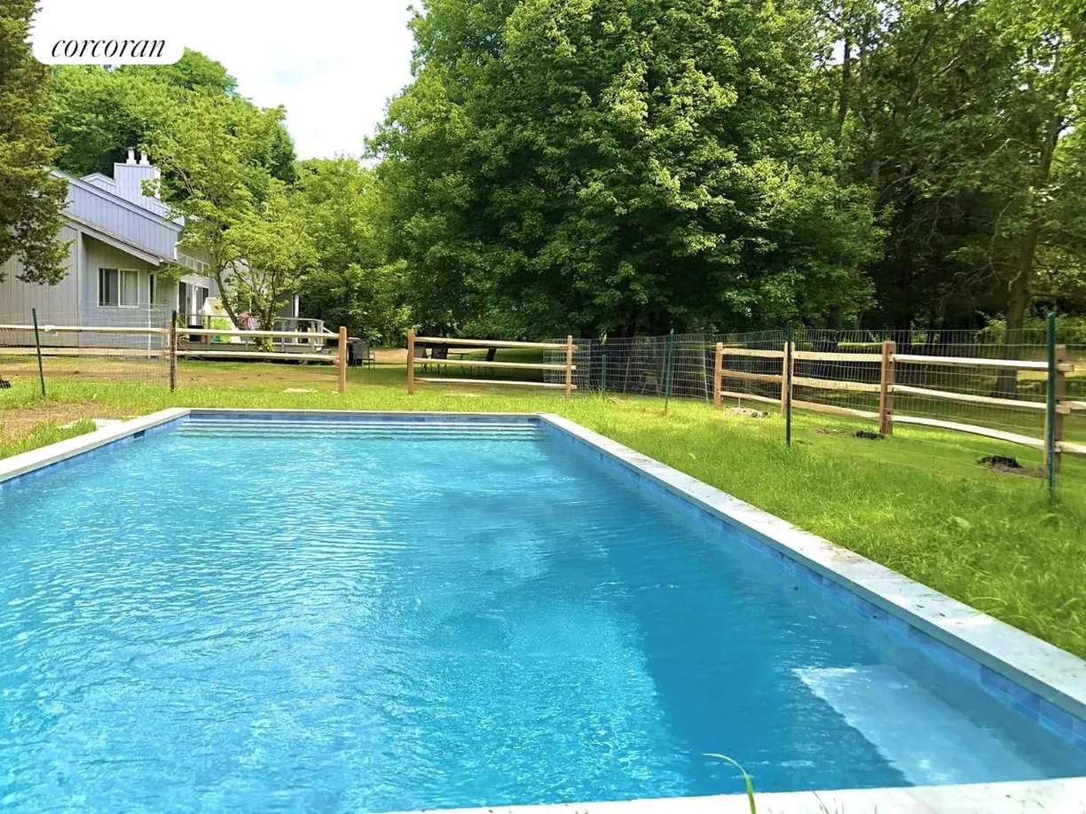 The Hamptons Real Estate | View 28 Cobbetts Lane | 3 Beds, 2 Baths
