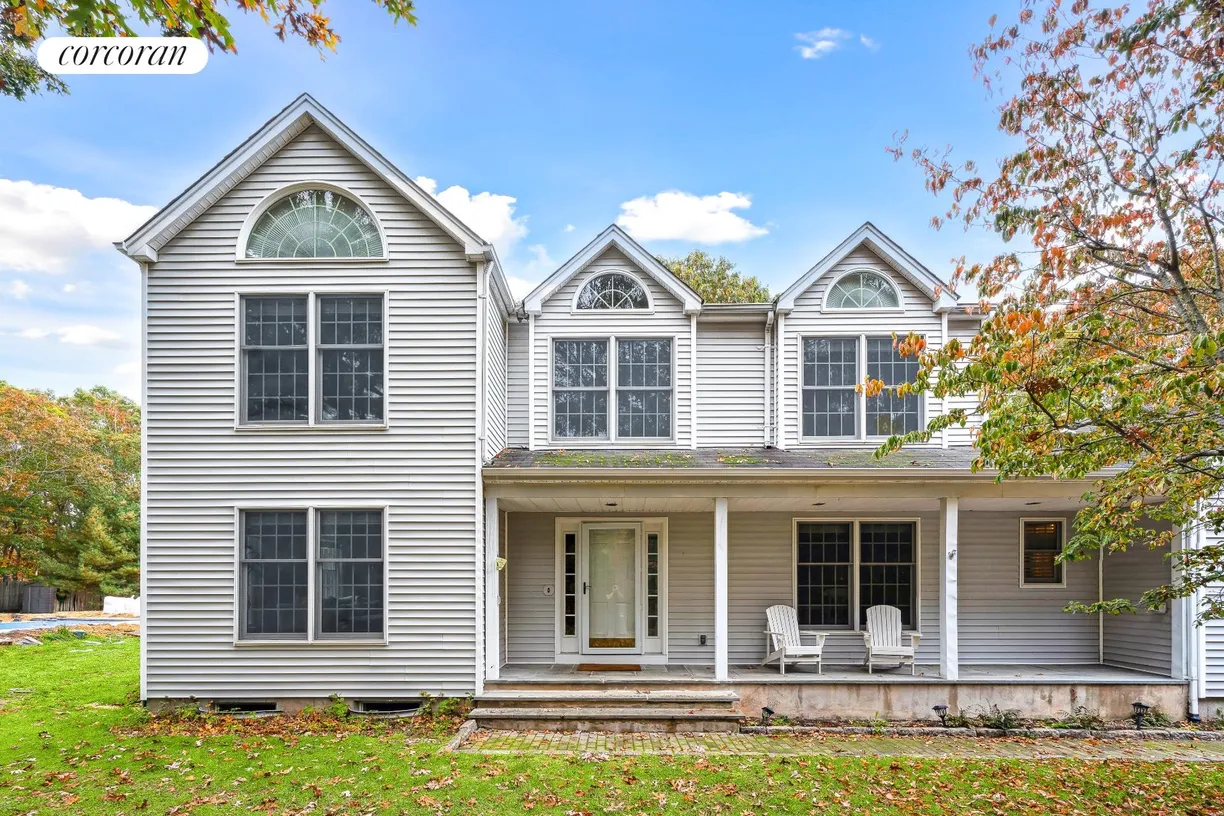 The Hamptons Real Estate | View 50 Wooded Oak Lane | 4 Beds, 2 Baths