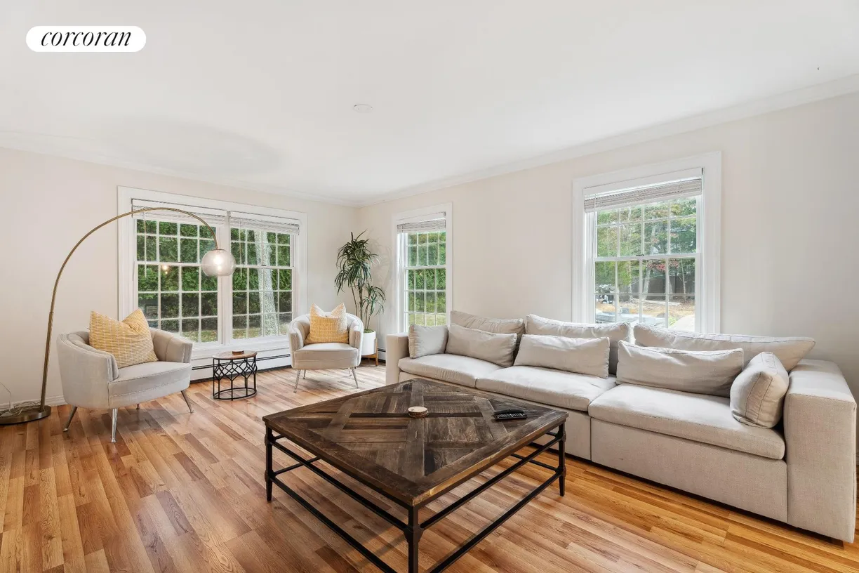 The Hamptons Real Estate | View 50 Wooded Oak Lane | room 1