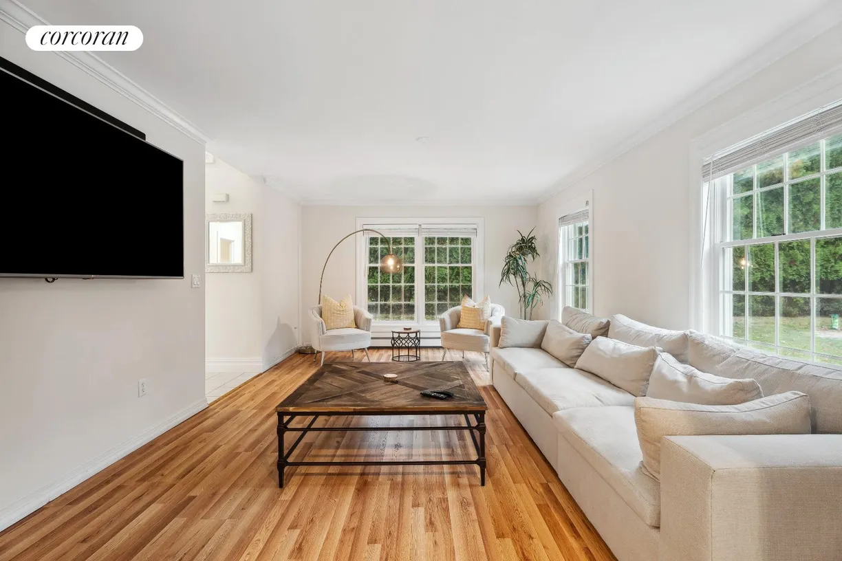 The Hamptons Real Estate | View 50 Wooded Oak Lane | room 2