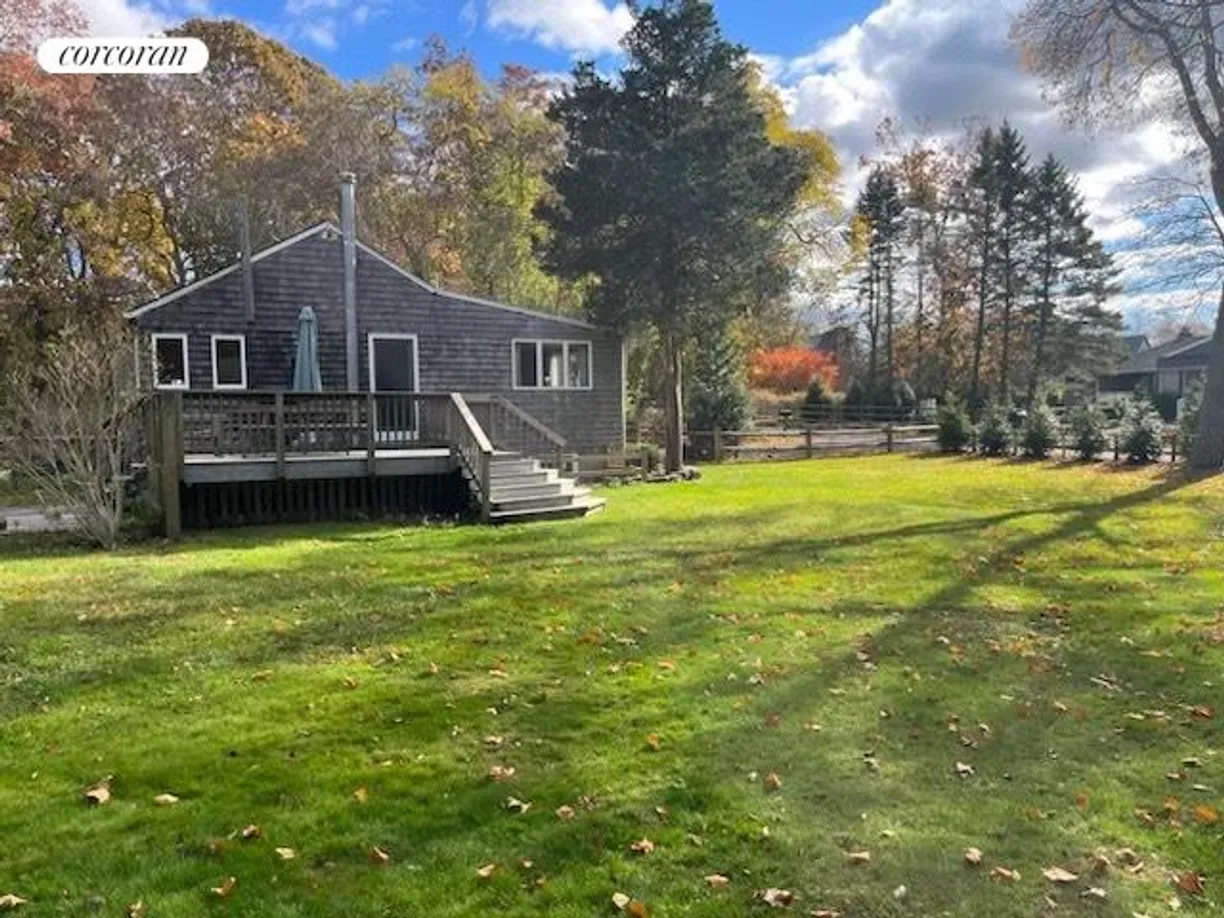The Hamptons Real Estate | View 21 Dover Avenue | 2 Beds, 2 Baths