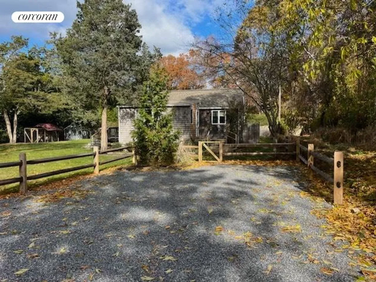 The Hamptons Real Estate | View 21 Dover Avenue | room 1