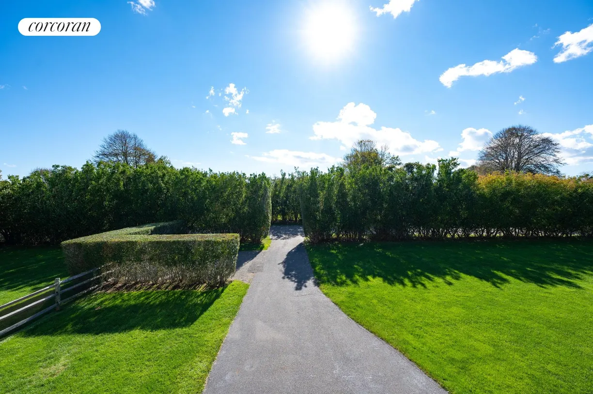 The Hamptons Real Estate | View 18 Sandpiper Lane | room 1