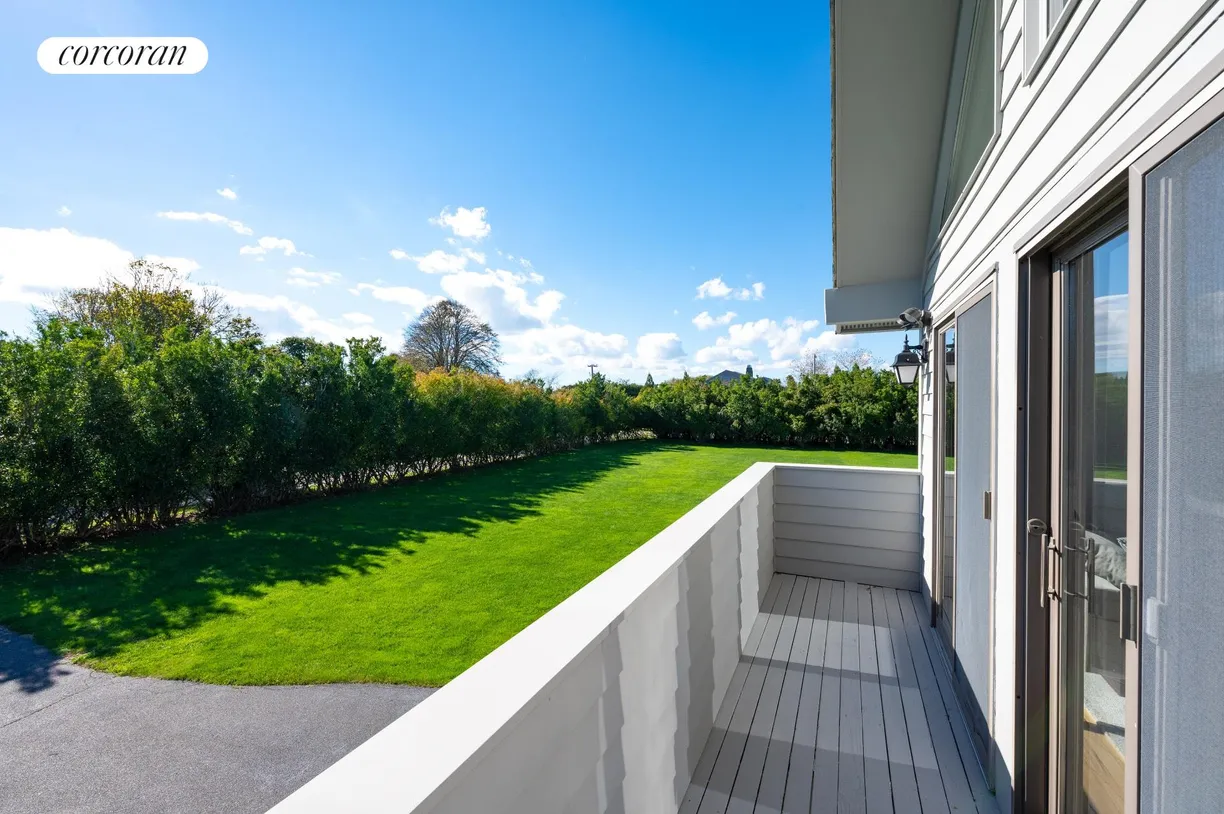 The Hamptons Real Estate | View 18 Sandpiper Lane | room 2
