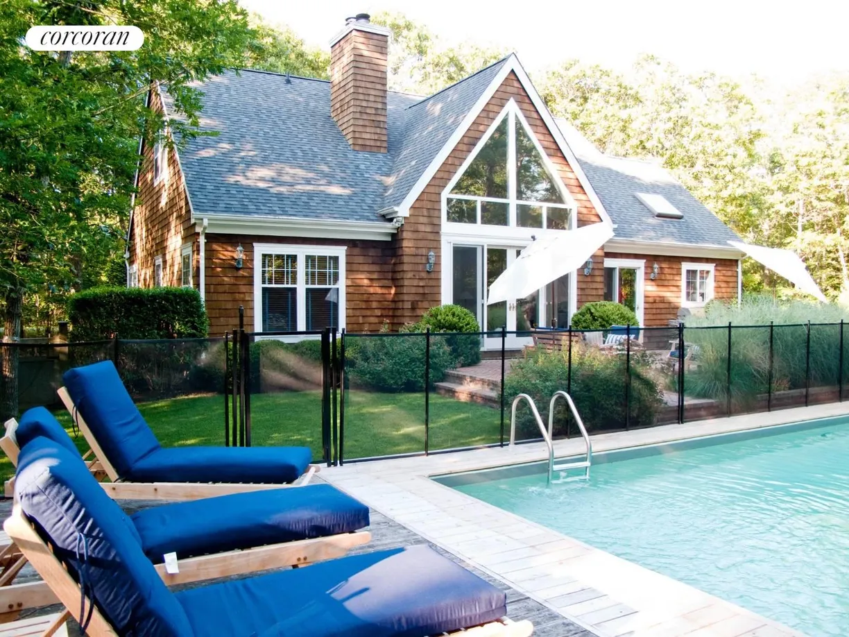 The Hamptons Real Estate | View 26 Briarcroft Drive | 4 Beds, 4 Baths