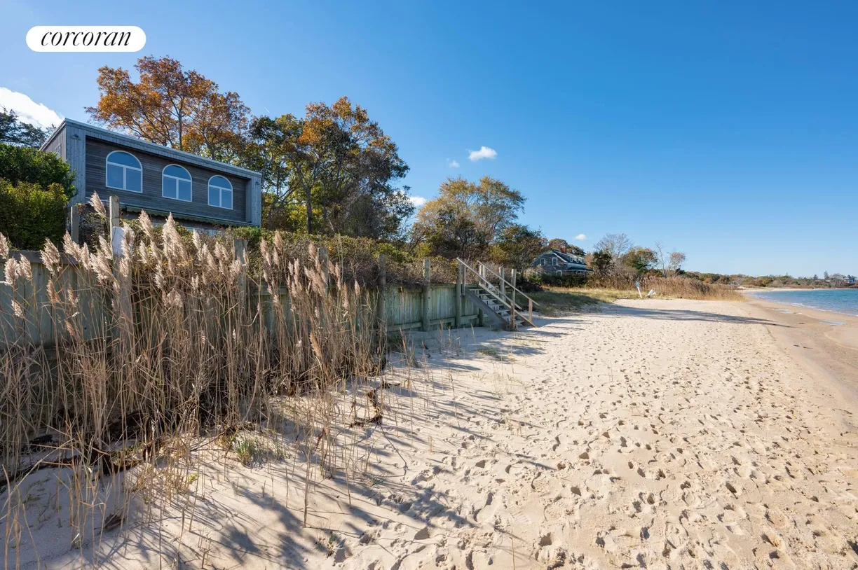 The Hamptons Real Estate | View 15 Terry Drive | 3 Beds, 2 Baths