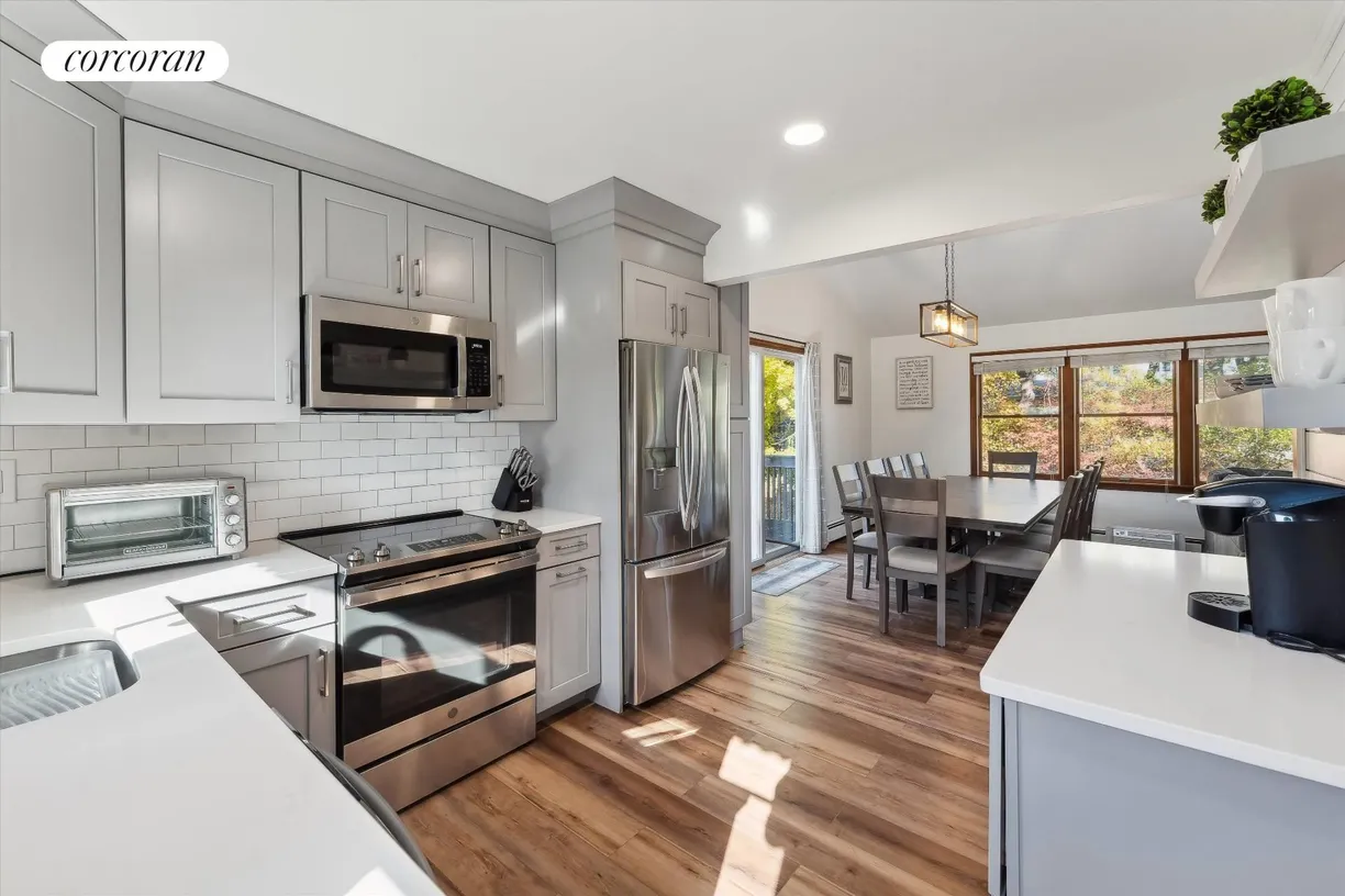 The Hamptons Real Estate | View 20 Magee Drive | Kitchen With Stainless Steel Appliances