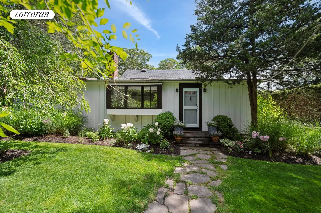 The Hamptons Real Estate | View 44 Jesse Halsey Lane | room 2