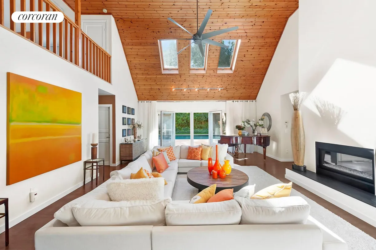 The Hamptons Real Estate | View  | room 2