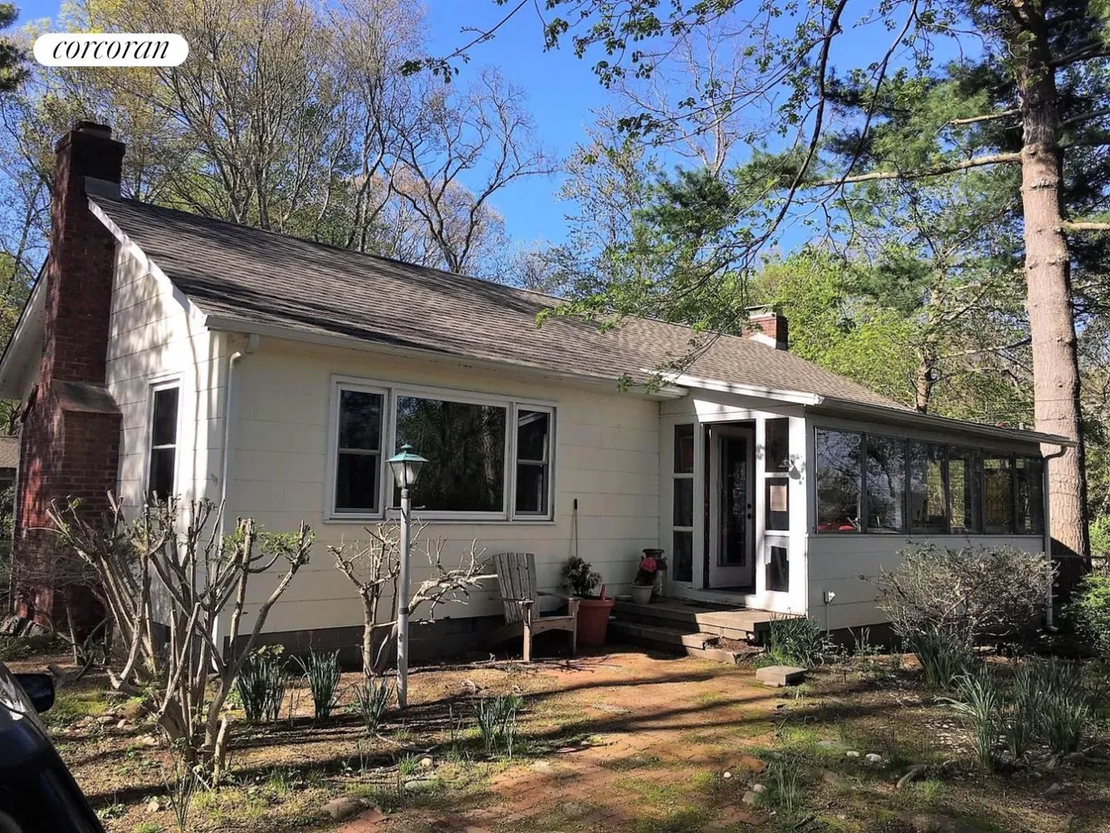 The Hamptons Real Estate | View 12 West Thomas Street | 2 Beds, 1 Bath