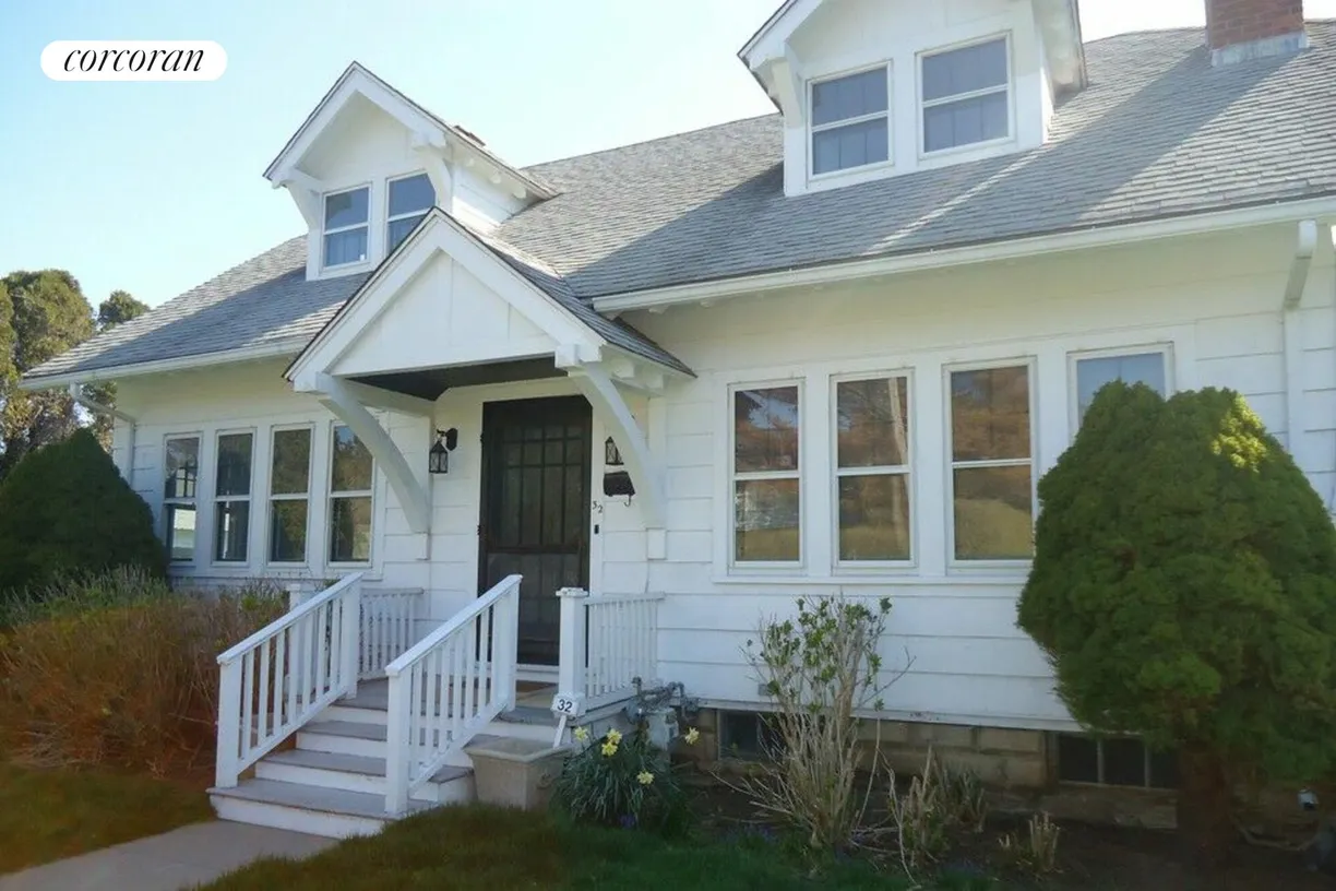 The Hamptons Real Estate | View 32 Toylsome Place | 4 Beds, 2 Baths