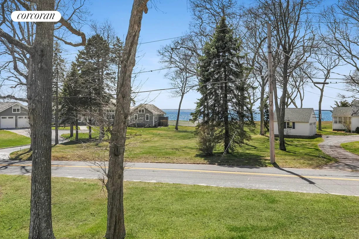 The Hamptons Real Estate | View 21 Peconic Avenue | room 2