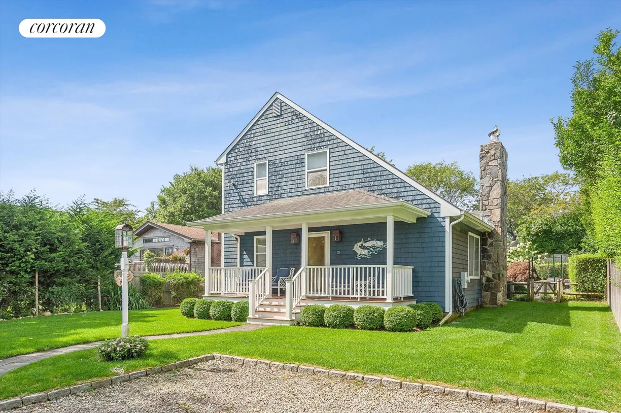 The Hamptons Real Estate | View 10 Flagg Avenue | room 1