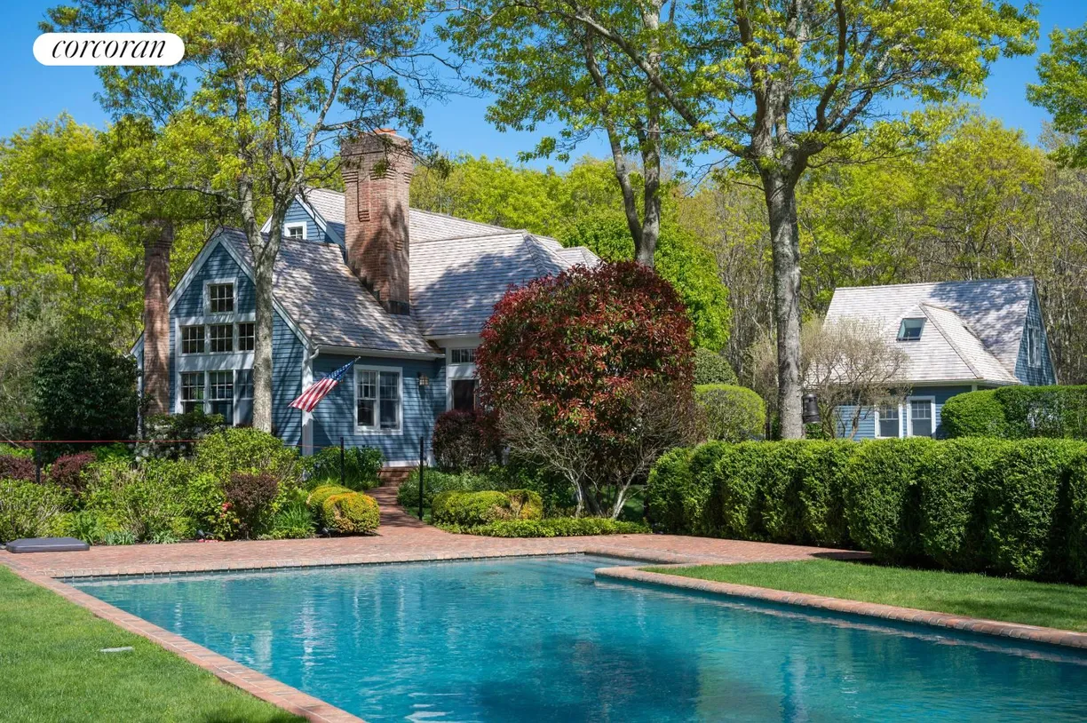 The Hamptons Real Estate | View 78 Northview Hills Court | 3 Beds, 2 Baths