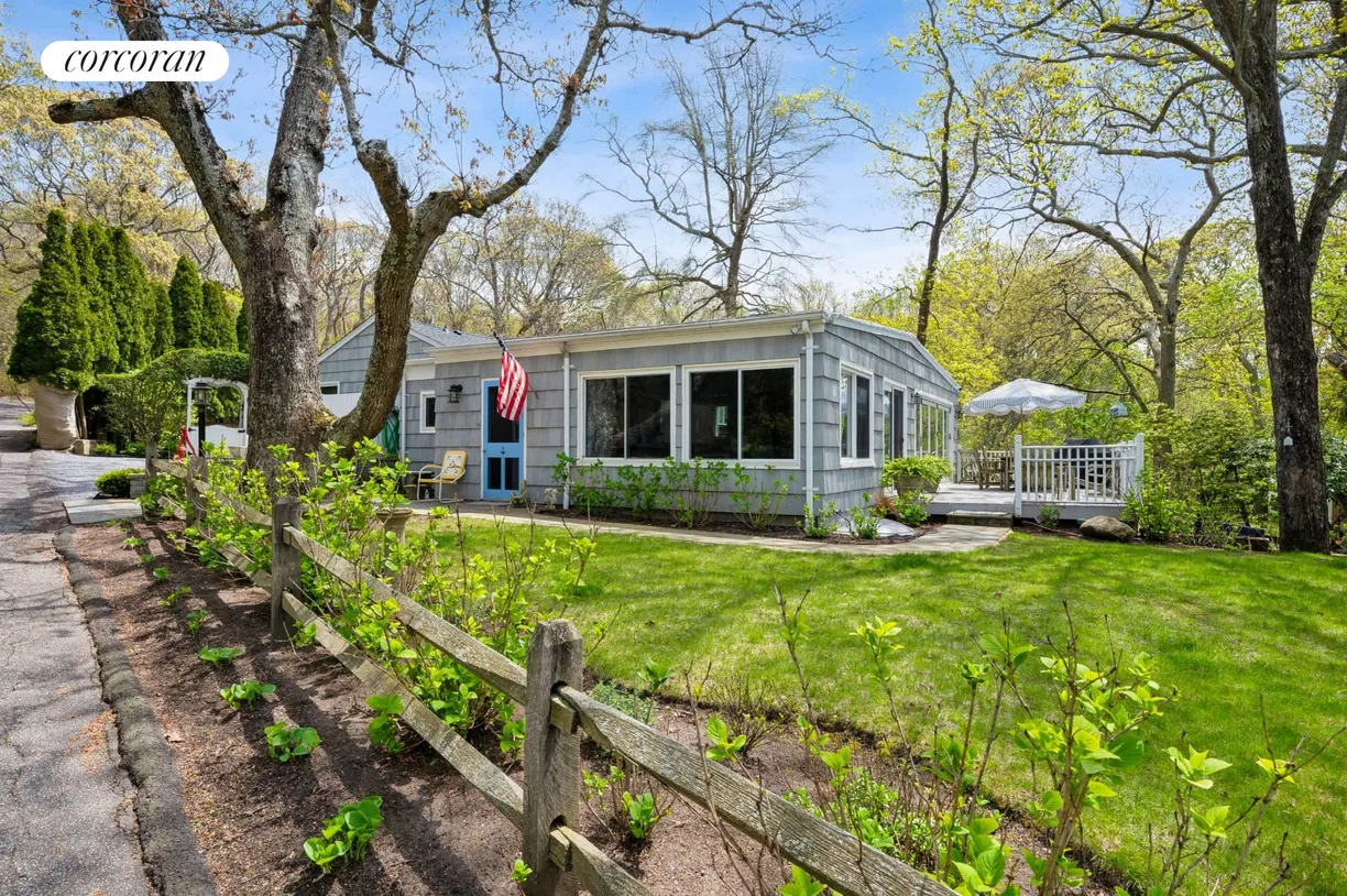 The Hamptons Real Estate | View 90 Bay Street | room 1
