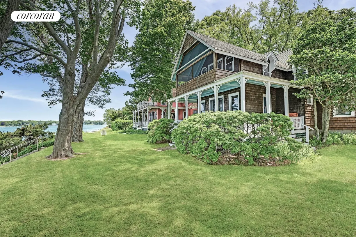 The Hamptons Real Estate | View 6 Summerfield Place | 5 Beds, 2 Baths