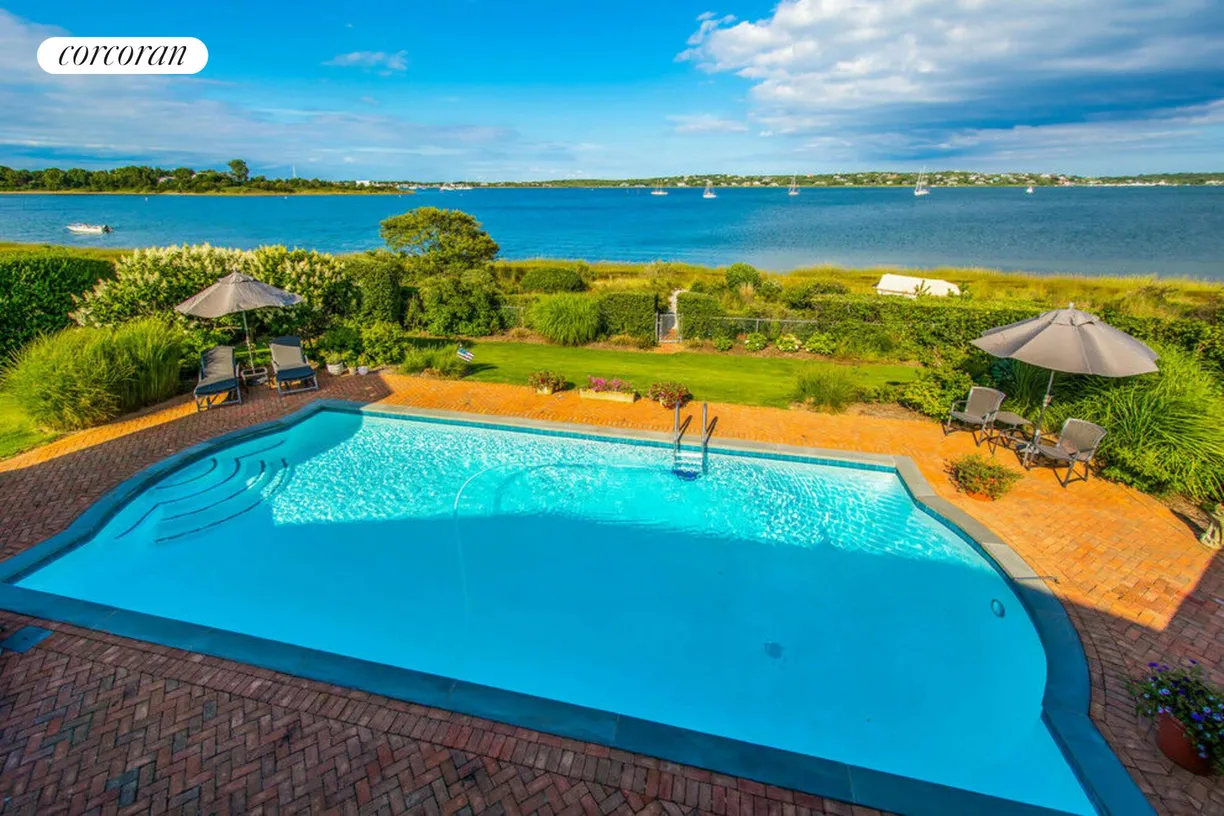 The Hamptons Real Estate | View 292 W Lake Drive | 3 Beds, 3 Baths