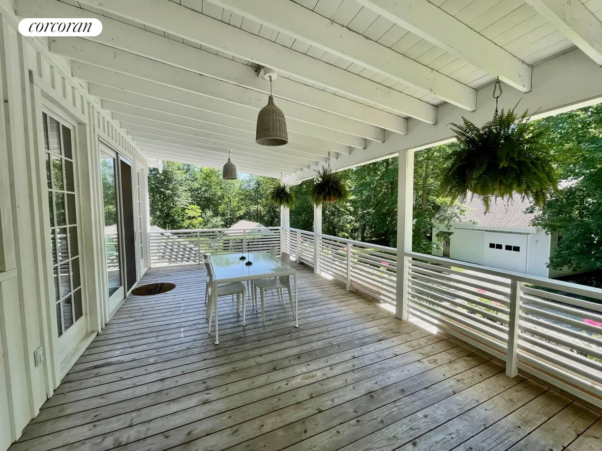 The Hamptons Real Estate | View 17 Stearns Point Road | room 2