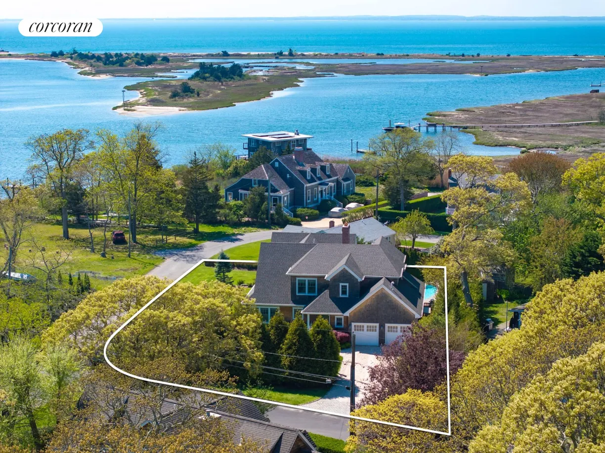 The Hamptons Real Estate | View 32 W Neck Circle | room 1