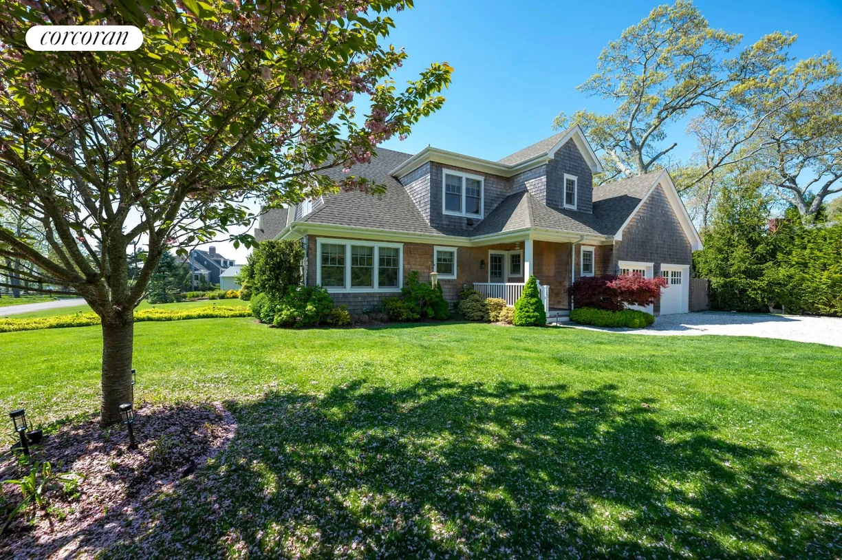 The Hamptons Real Estate | View 32 W Neck Circle | room 2